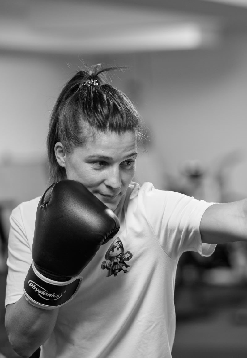 Sportoló bokszkesztyűben ütésgyakorlatot végez a PiroskaGym Box - funkcionális edzésén.