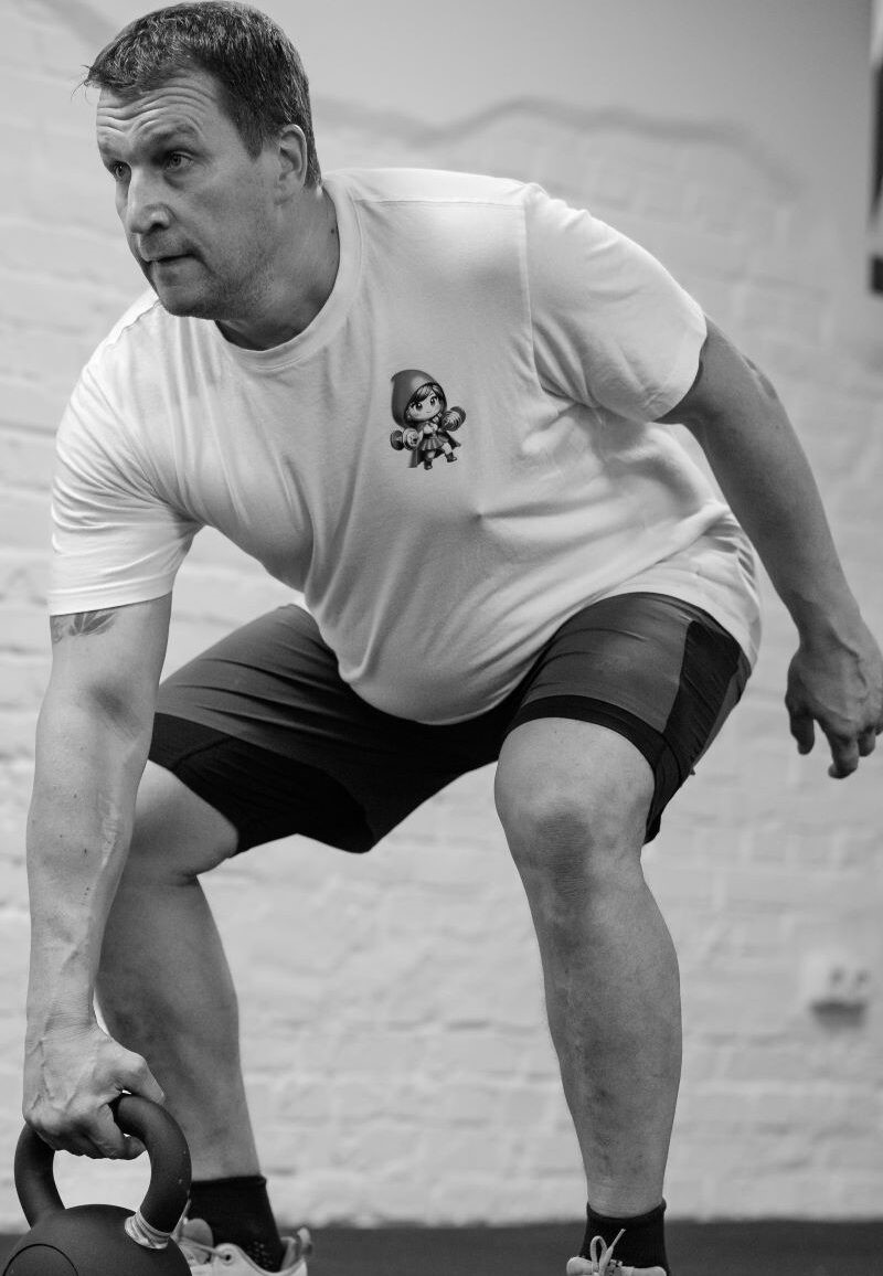 portoló kettlebellt emel fel funkcionális edzésen a PiroskaGymben, Bükön.