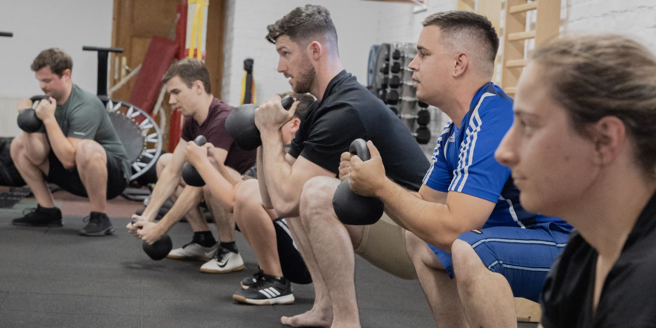 Kiscsoportos kettlebell goblet squat a PiroskaGymben Bükön, több résztvevővel.