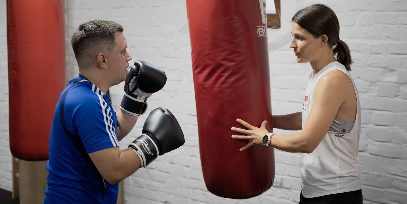 Boksz alapok edzői irányítással a PiroskaGymben Bükön, zsákolás bokszkesztyűben.