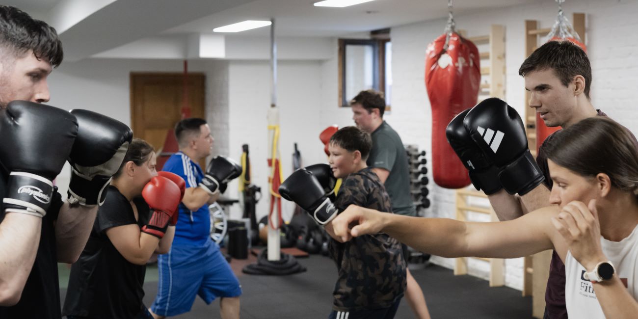 Kiscsoportos boksz edzés a PiroskaGymben Bükön, ütésgyakorlatok és zsákok a háttérben.