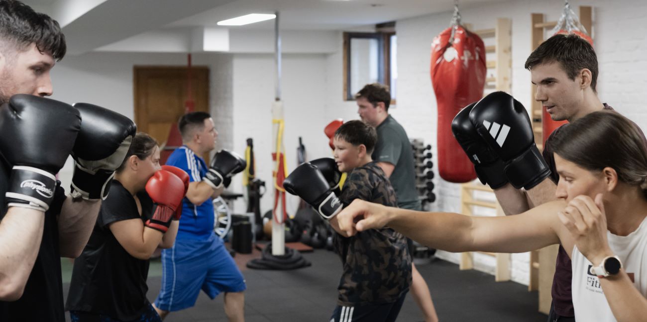 Kiscsoportos boksz edzés a PiroskaGymben Bükön, ütésgyakorlatok több résztvevőve