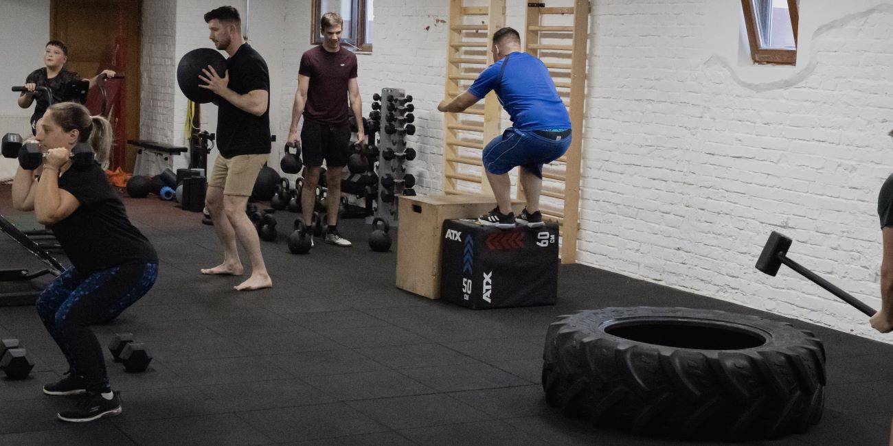 Kis csoportos funkcionális edzés a PiroskaGymben, Bükön – több állomásos feladatokkal.