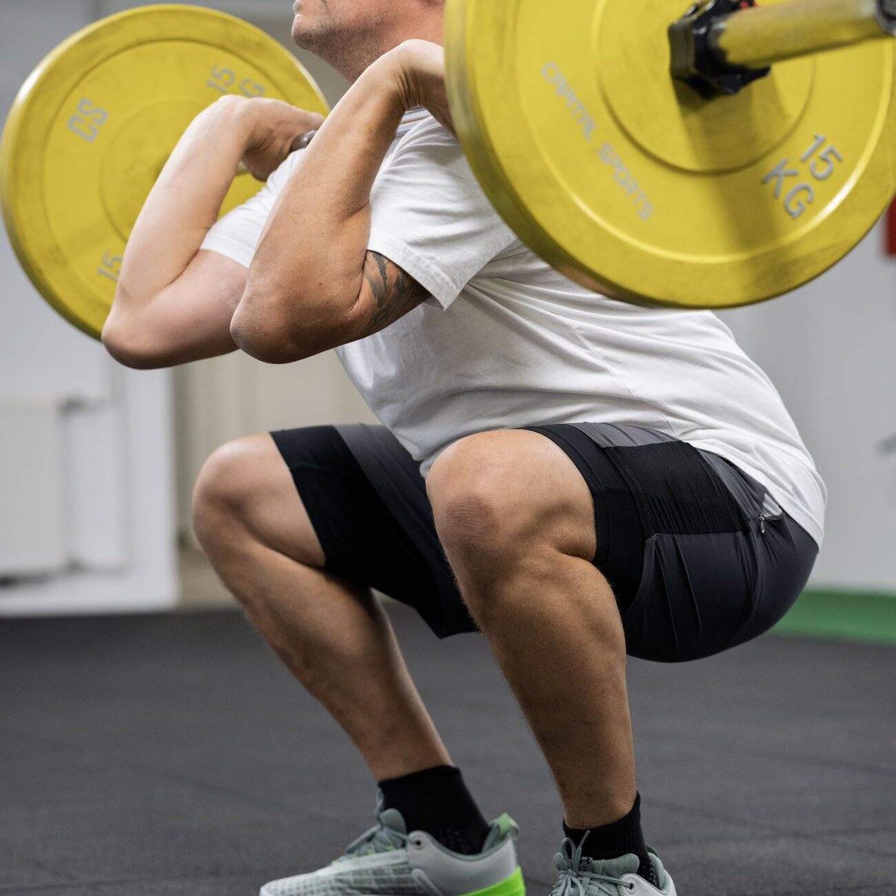 Front squat (mellkason tartott rúd) a PiroskaGymben Bükön, erő és mobilitás fejlesztéshez.