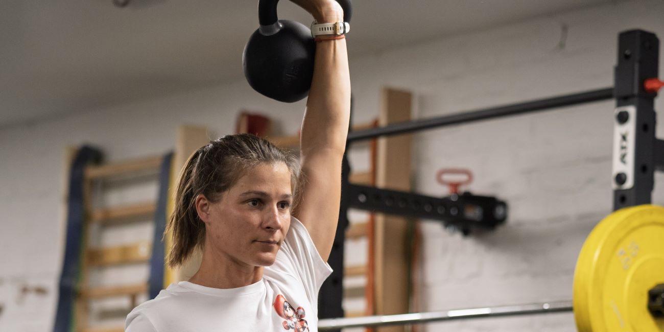 Kettlebell fej fölé nyomása: vállstabilitás-gyakorlat a PiroskaGymben, Bükön.