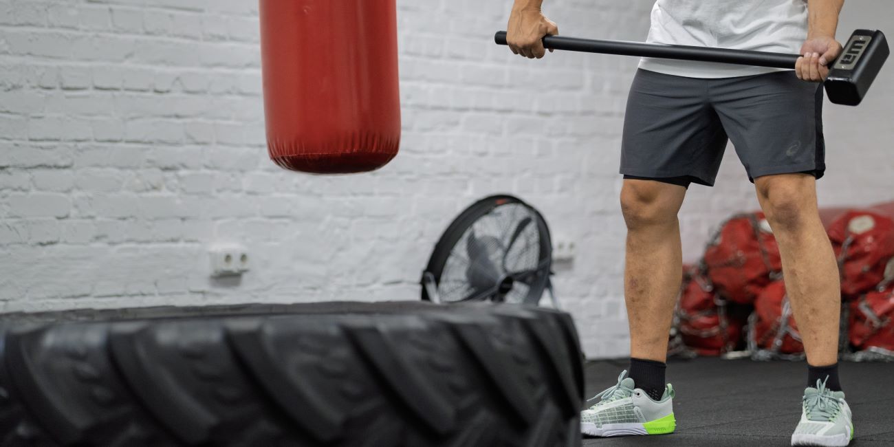 Kalapács ütése gumiabroncsra – erőnléti és funkcionális edzés a PiroskaGymben, Bükön.