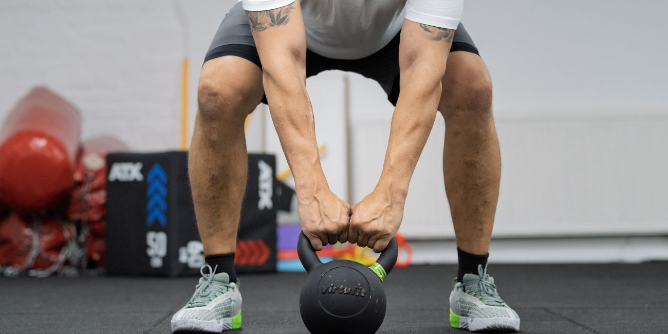 ettlebell swing (hinge) közelről, technika-fókusz a PiroskaGymben Bükön.