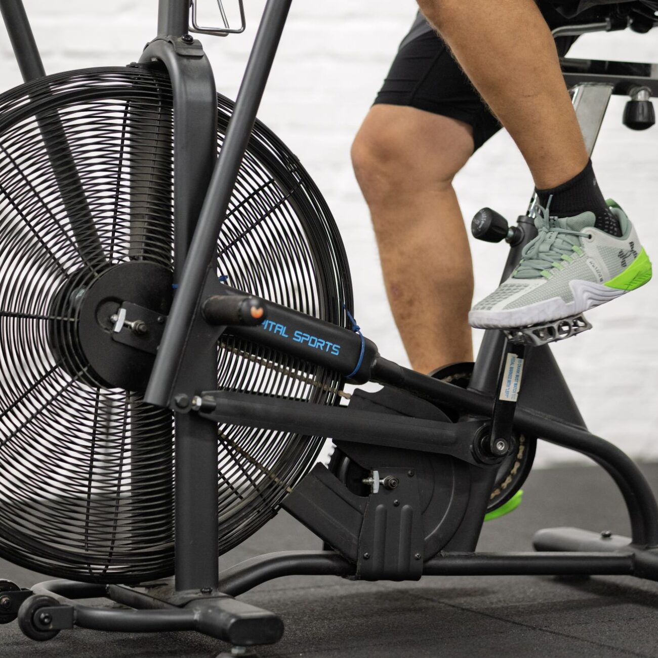 Air bike intervall kardió a PiroskaGymben Bükön, erőnlét és állóképesség fejlesztéshez.