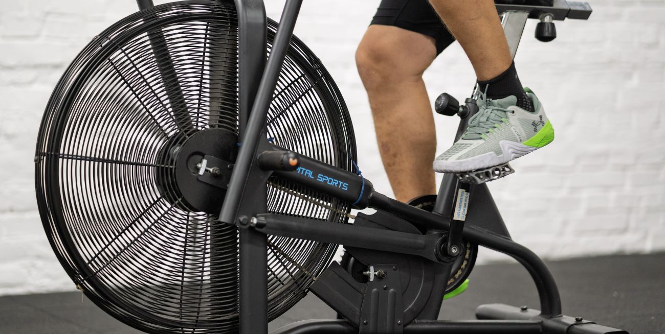 Air bike edzés közben a PiroskaGymben Bükön, intervall kardióhoz és erőállóképességhez.