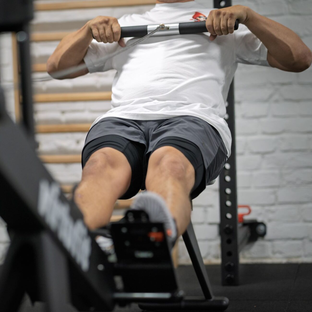 Evezőgép húzás a PiroskaGymben Bükön, teljes testes kardió és erőállóképesség fejlesztéshez.