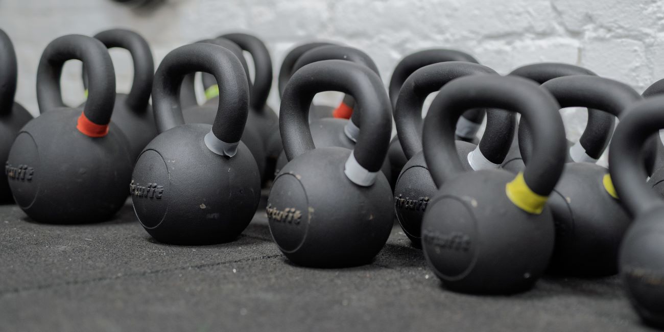 Kettlebellek sorban a PiroskaGym funkcionális edzőterében, Bükön.