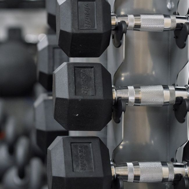 Kézisúlyzók állványon a PiroskaGym edzőteremben, Bükön.