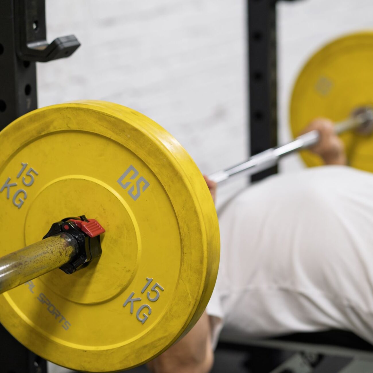Fekvenyomás rúd és tárcsa közelről a PiroskaGymben Bükön, erőfejlesztő edzésen.