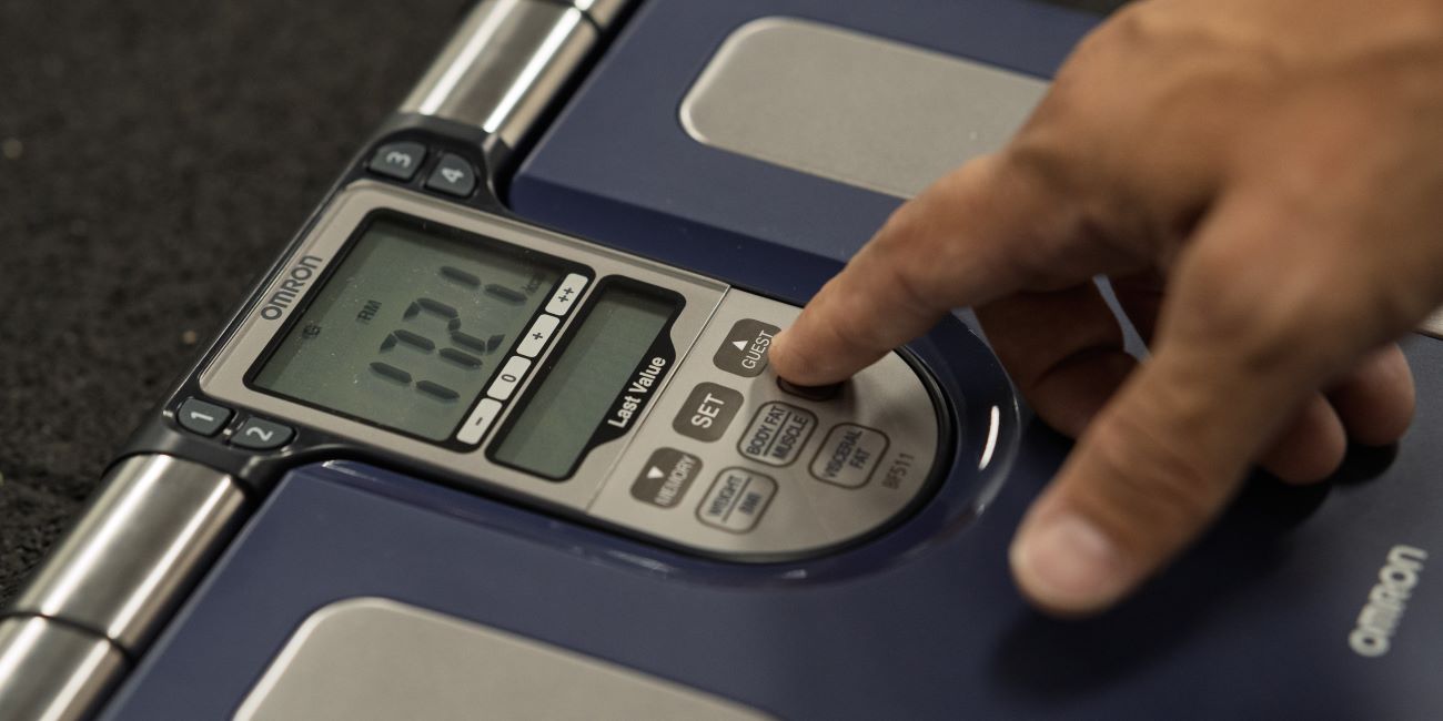 Omron testösszetétel-mérő használata gombnyomással, fejlődéskövetés a PiroskaGymben Bükön.