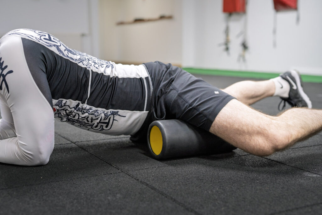 SMR henger gyakorlat: quadriceps (comb elülső) lazítás – PiroskaGym.