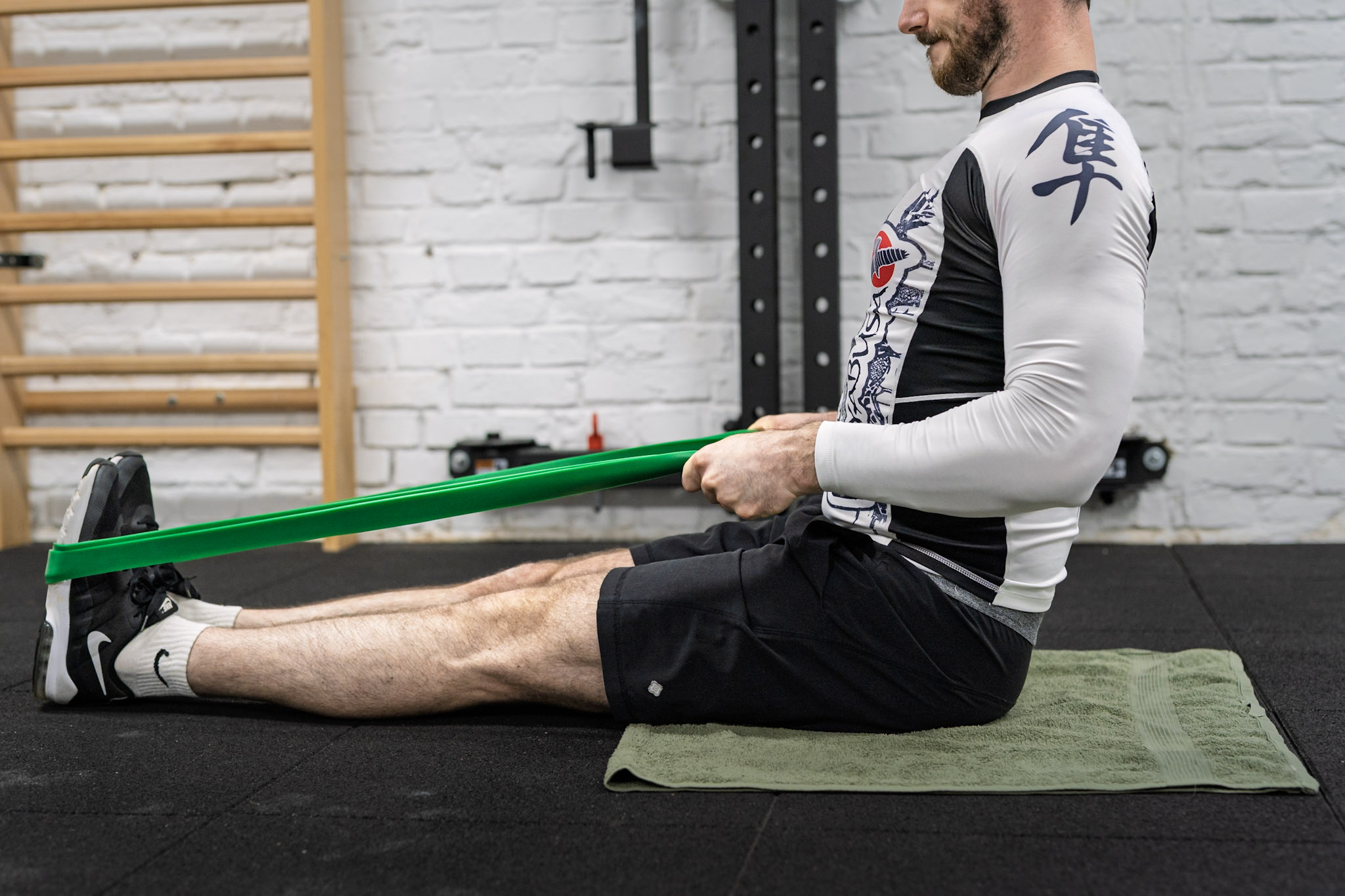 Gumiszalagos evezés nyújtott lábbal, kontrollált mozdulattal.