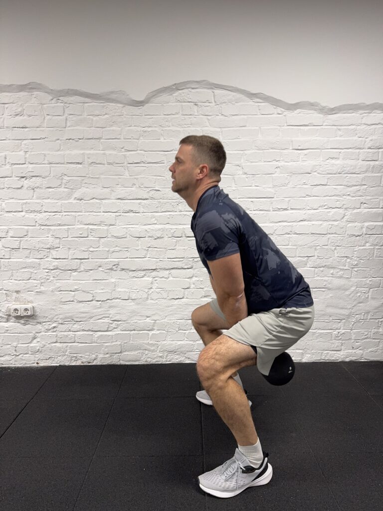 Swing technikai hiba: túl nagy térdhajlítás, a mozdulat guggolássá válik az alsó pontban