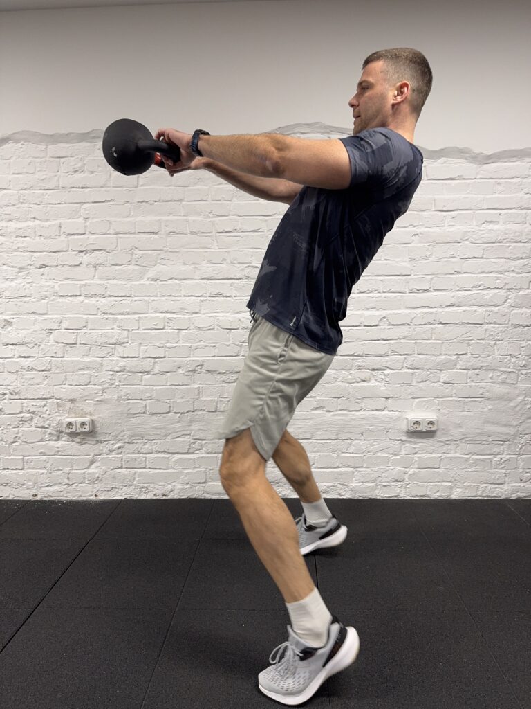 Swing technikai hiba: túlzott hátradőlés a felső ponton, az egyensúly elmegy és a láb terhelése megváltozik.